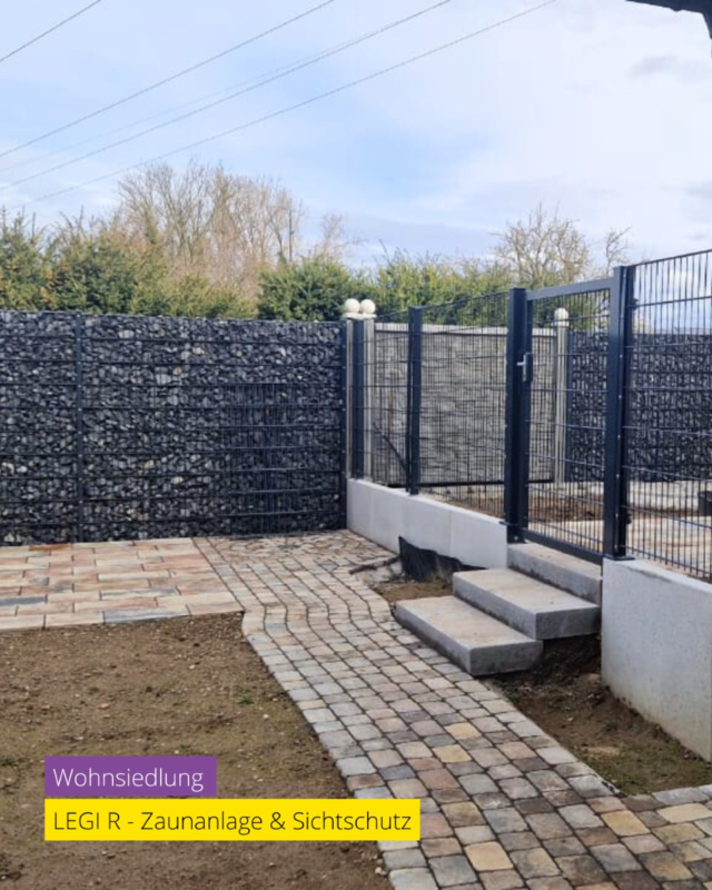 Sichtschutz mit Stil – Unser Steinzaun! 

Für eine wunderschöne Wohnsiedlung haben wir die langlebige LEGI R Zaunanlage von @legi.group mit Steinzaun aufgebaut. Der Steinzaun bietet nicht nur perfekten Sichtschutz, sondern ist auch eine robuste und stilvolle Lösung, die sich harmonisch in den Garten einfügt. 😊🏡🔒 

Wenn auch ihr euch Ruhe oder Sichtschutz wünscht, kontaktiert uns ganz einfach:

 📞 Telefon: 0761 45247-0
📧 E-Mail: info@draht-troehler.de 

#Zaunbau #Sichtschutz #Steinzaun #LEGIRZaunanlage #Wohnsiedlung #LegiGroup